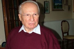 Kenan Evren kolunu kırdı