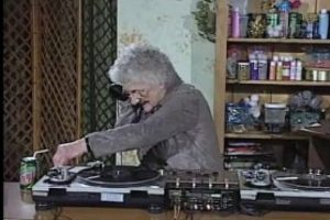 S&uuml;per Dj nine eğlendiriyor