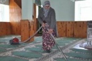 Eşini d&ouml;ven kadına cami temizleme cezası