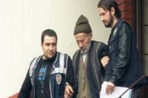 Eşinin cesediyle 5 g&uuml;n yaşadı