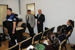Emniyet M&uuml;d&uuml;r&uuml;'nden &ccedil;ocuklara trafik dersi
