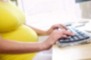 İnternette oyun oynarken doğurdu, bebeğini poşete koyup &ccedil;&ouml;pe attı