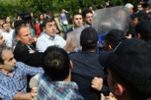 Eylem yapan profes&ouml;rlere polis b&ouml;yle m&uuml;dahale etti