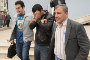 Polis gelmez zannetti cezaevini boyladı