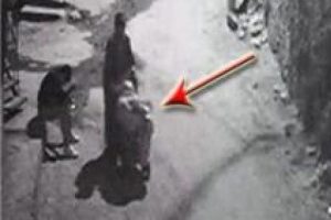 Karısının cesedini b&ouml;yle taşıdı