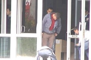 Acılı baba adliyenin camlarını kırdı