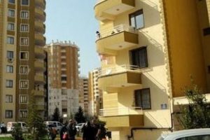 Anne cinneti: 3 yaşındaki ikizleri balkona &ccedil;ıkardı ve...