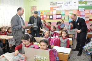 &Ccedil;ocuk polisinden miniklere eğlenceli yapbozlar