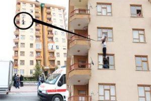 Evde cep telefonu kavgası