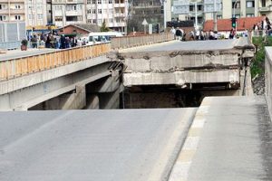 &Ccedil;aycuma'da k&ouml;pr&uuml; &ccedil;&ouml;kt&uuml;