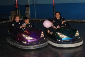 &Ccedil;ocuklar polislerle lunaparkta &ccedil;arpıştı