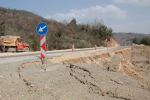 Toprak yeni yapılan asfalt yolu yuttu