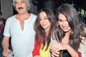 Rakıya sokakta devam etti
