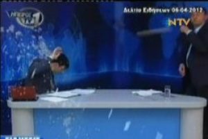 Yunanlı spikerin canlı yayındaki zor anları
