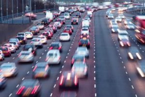 Trafikte k&uuml;f&uuml;re ceza geliyor