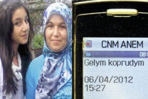 Annesinin mesajını okuyup ağlıyor!