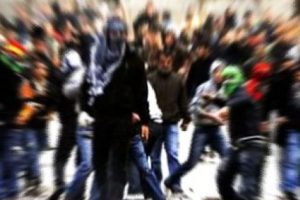PKK'lı provokat&ouml;rler taşla saldırdı