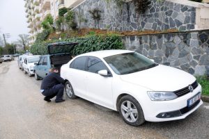 Park halindeki 30 ayrı arabanın lastiğini kestiler