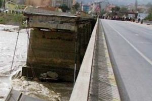 Canlı yayında &Ccedil;aycuma K&ouml;pr&uuml;s&uuml;'n&uuml;n ayağı &ccedil;&ouml;kt&uuml;