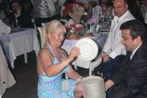 Tabak kırarken bileğini kesti!
