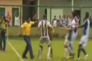 Futbolcudan hakeme feci dayak kamerada