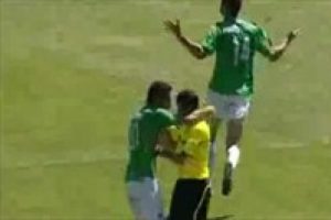 Gol oldu hakeme sarıldı