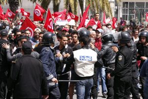 Tunus'ta g&ouml;stericilerle polis &ccedil;atıştı