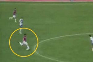 Orta sahadan gol attı