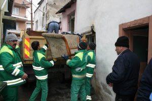 Bu evden 3 ton &ccedil;&ouml;p &ccedil;ıktı