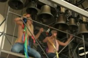 FEMEN kızları kilise &ccedil;anında