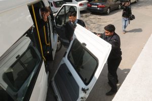 Bursa'ya getirilen Erol Evcil'i taşıyan ara&ccedil; kaza yaptı