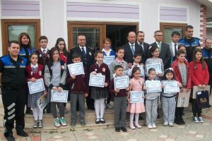 &Ccedil;ocuklar polisleri &ccedil;izdi