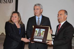 "Savunma sanayiinin dar d&uuml;nyasında olmamalıyız"