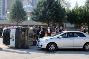 D&uuml;ğ&uuml;n yolunda kaza: 3 yaralı