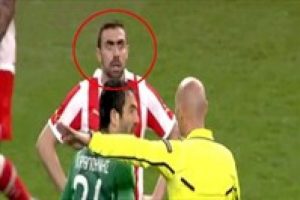 Futbolcunun korkutan bakışı