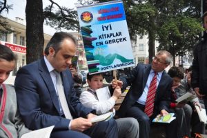 Aktaş &ouml;ğrencilerle beraber kitap okudu