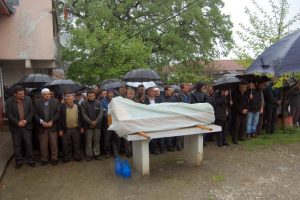 G&ouml;zyaşları arasında toprağa verildi