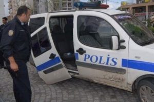 Satırla polis otosuna saldırdı
