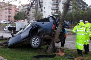 Aşırı hız otomobili ikiye b&ouml;ld&uuml;
