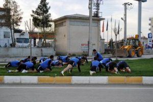 Saha yerine ref&uuml;jde şaka gibi idman