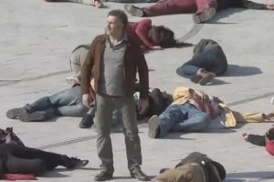 Adres tarifinde &ccedil;ılgın şaka
