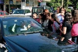 &Ccedil;ağatay yolda, kızlar etrafında!