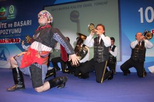 Bu orkestra harmandalı oynuyor