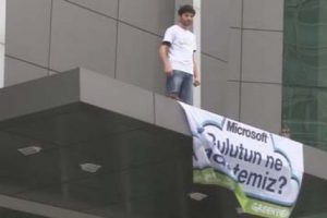 Mıcrosoft'un binasına tırmandılar