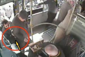 Yaşlı adamı otob&uuml;ste b&ouml;yle &ccedil;arptılar