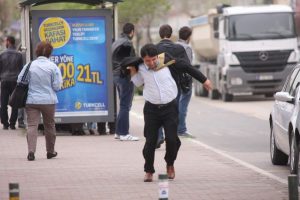 Bursa'da fırtına hayatı fel&ccedil; etti