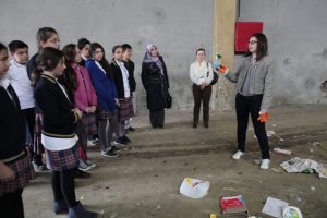 Nil&uuml;ferli &ouml;ğrenciler atık merkezinde