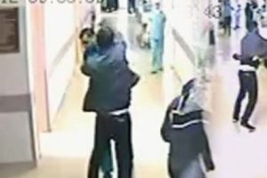 Doktora dayak g&uuml;venlik kamerasında