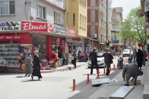 Kafasına &ccedil;atı kapağı d&uuml;şt&uuml;