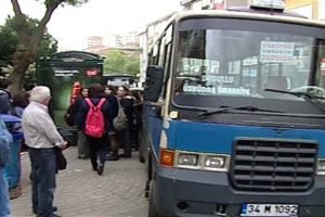 Yolcu minib&uuml;s&uuml; durağa &ccedil;arptı